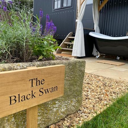 The Black Swan Shepherd Hut Ketton エクステリア 写真