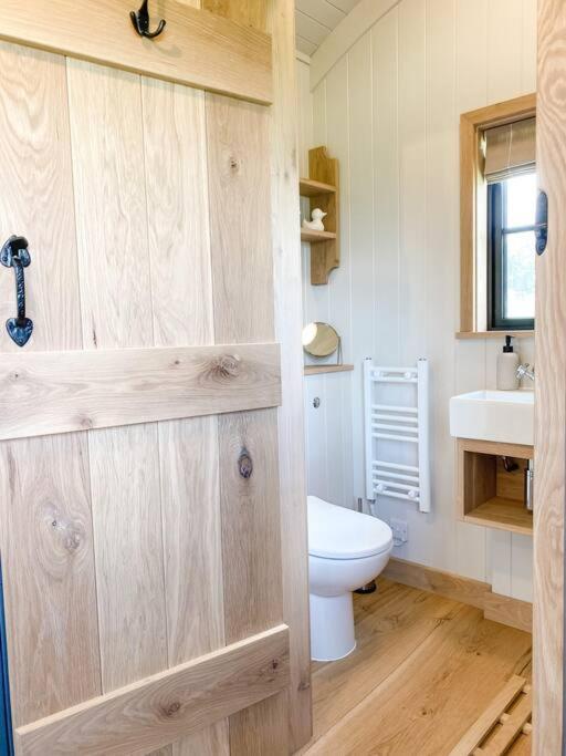 The Black Swan Shepherd Hut Ketton エクステリア 写真