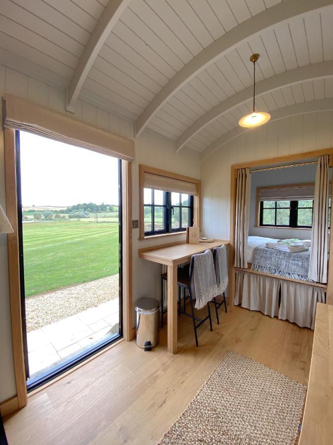 The Black Swan Shepherd Hut Ketton エクステリア 写真