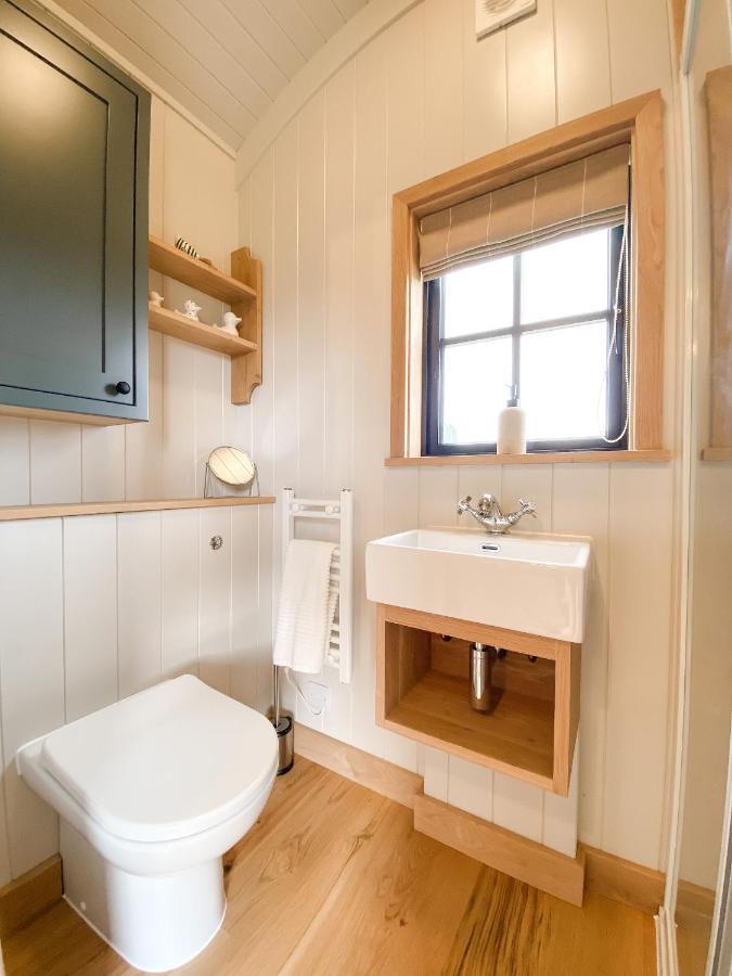 The Black Swan Shepherd Hut Ketton エクステリア 写真
