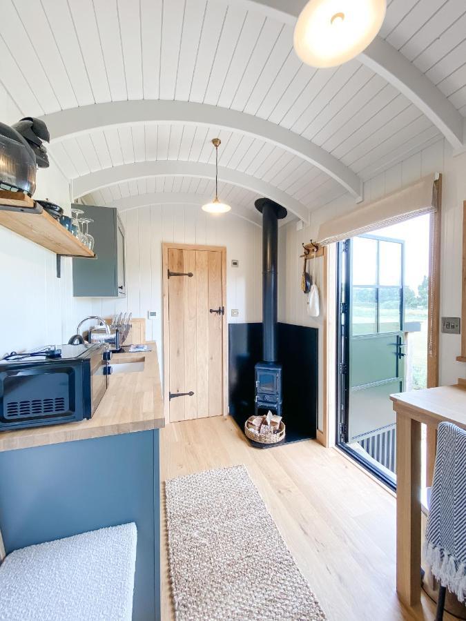 The Black Swan Shepherd Hut Ketton エクステリア 写真
